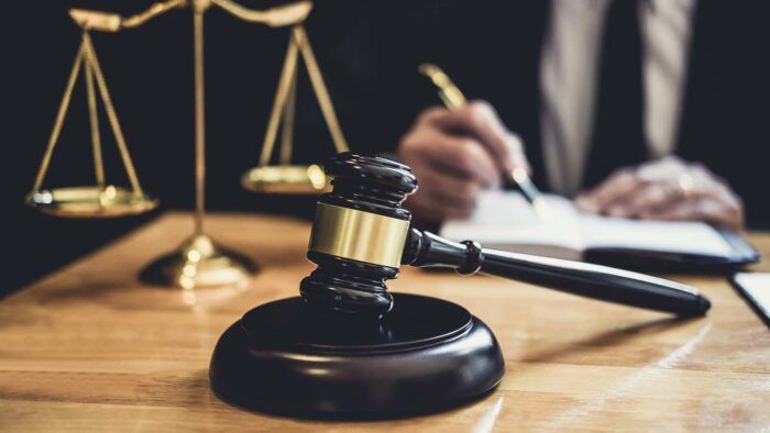 Người có quyền lợi nghĩa vụ liên quan có được từ bỏ tư cách tố tụng không?