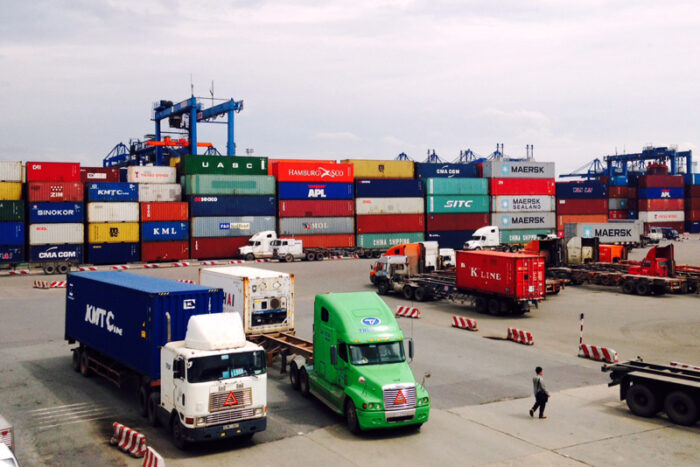 Trách nhiệm bồi thường thiệt hại trong hợp đồng vận chuyển khi bên vận chuyển không phát lệnh giao hàng.